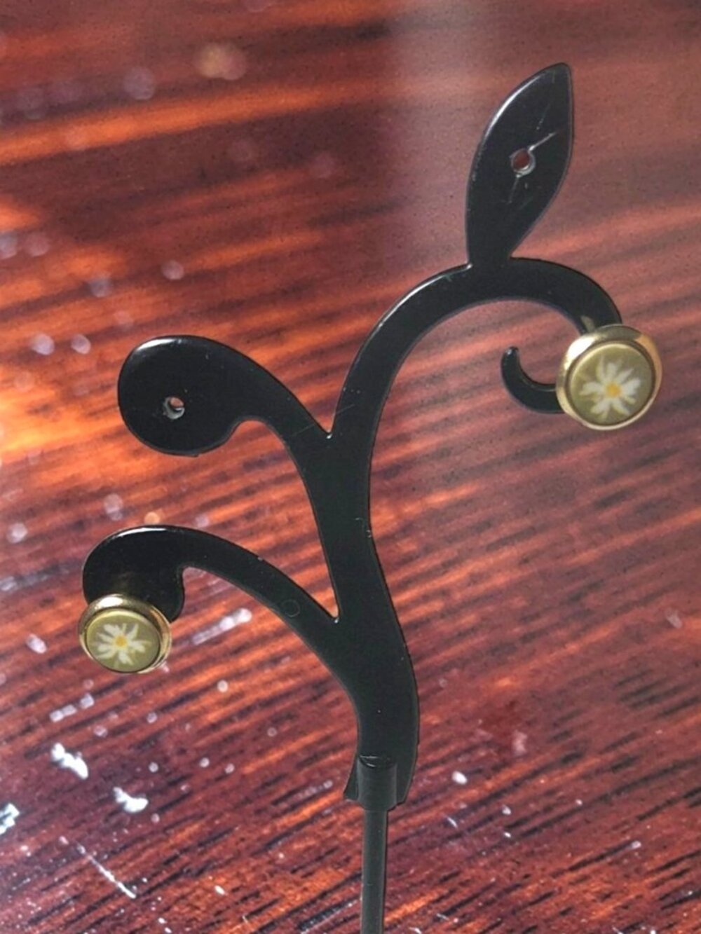 vintage gold tone dainty flower design push back stud earrings.